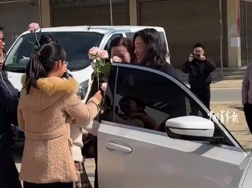 小伙带女友回家全家拉横幅热情迎接 当事人称：是姐姐做的横幅和总策划