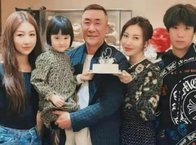 三亚偶遇章子怡一家 温馨家眷团建