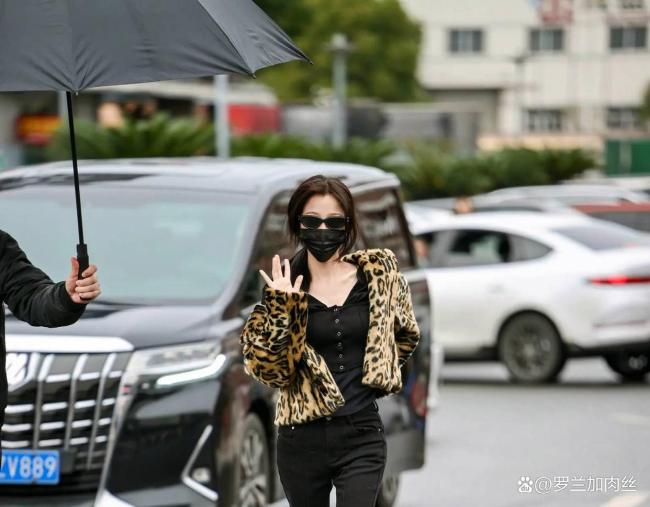 虞书欣豹纹装 甜酷风尽显青春元气