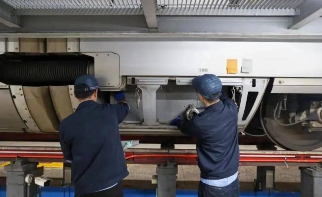 高铁集便器内徒手掏金链并不罕见 列车员紧急寻回