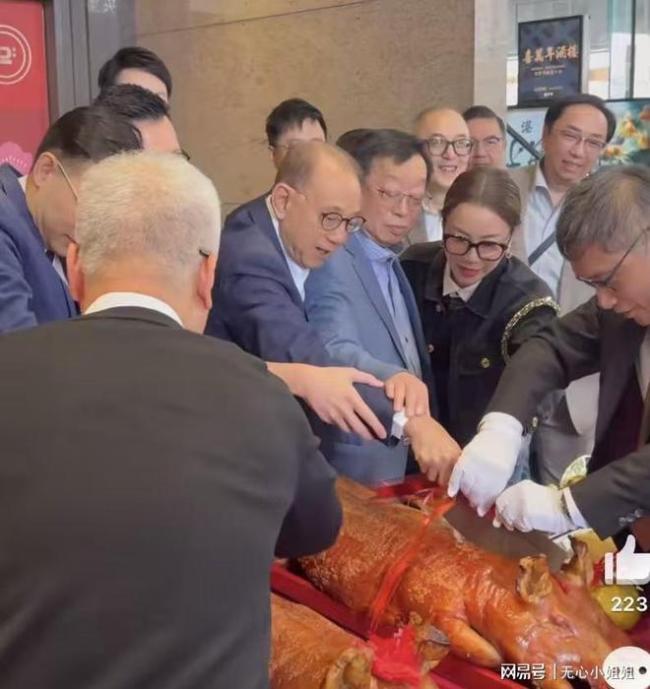 霍汶希开工派利是超吵杂!杨受成切烧猪点醒狮,谢霆锋成最大财神 职工和蔼贺年领红包