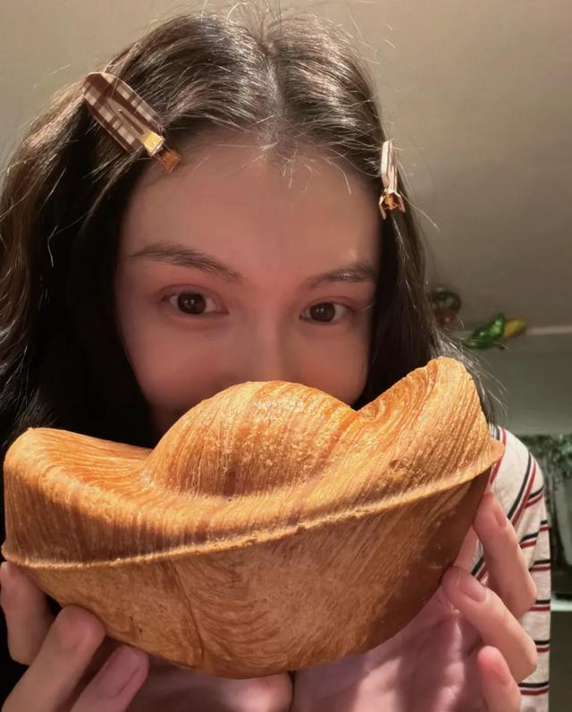 何穗陈伟霆留在北京过年,晒出别墅内景,满屋蝴蝶兰太有年味了 把日子过成顶配月子中心