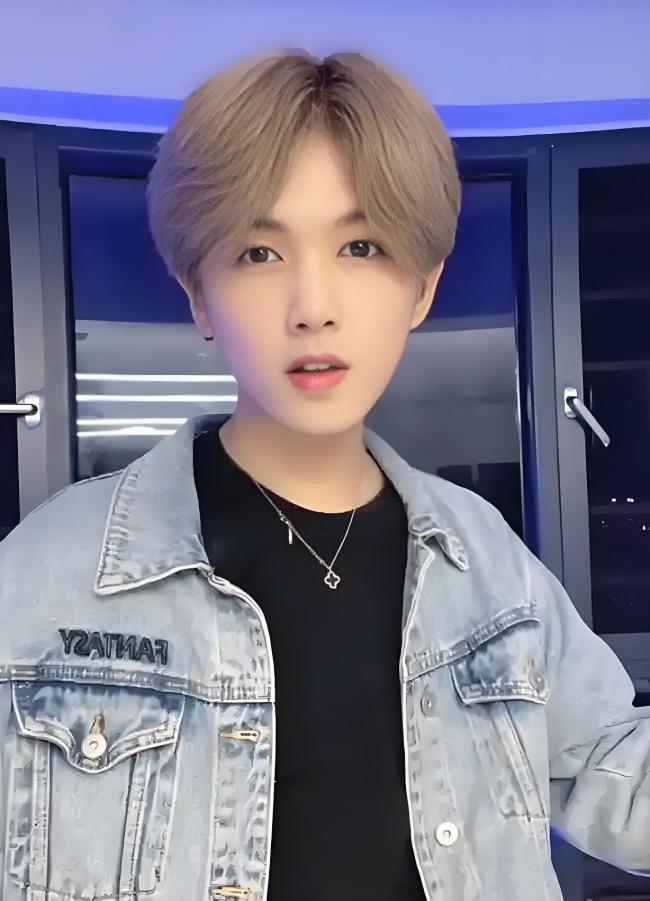 鹿哈官宣女儿出生,晒一家三口产房合照