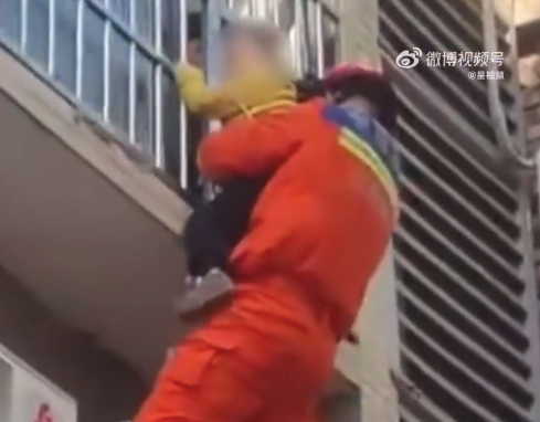 家中起火爷爷将孙子绑窗外等救援 消防员成功救下孩子