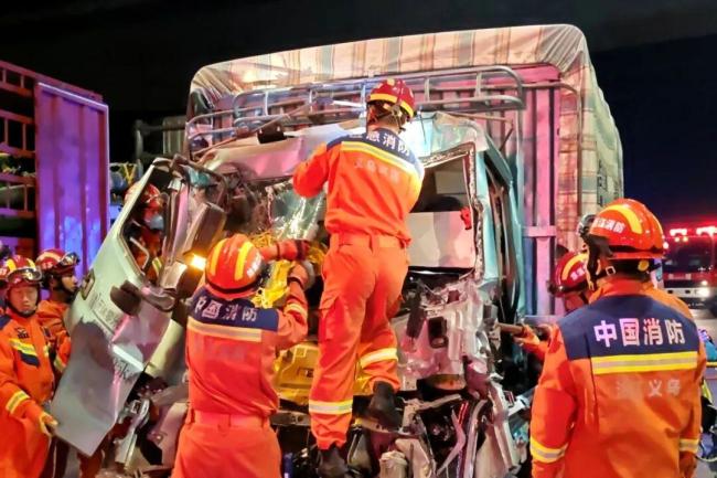 司机疲劳驾驶追尾半挂车 消防救援 紧急施救化解危机