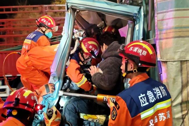 司机疲劳驾驶追尾半挂车 消防救援 紧急施救化解危机