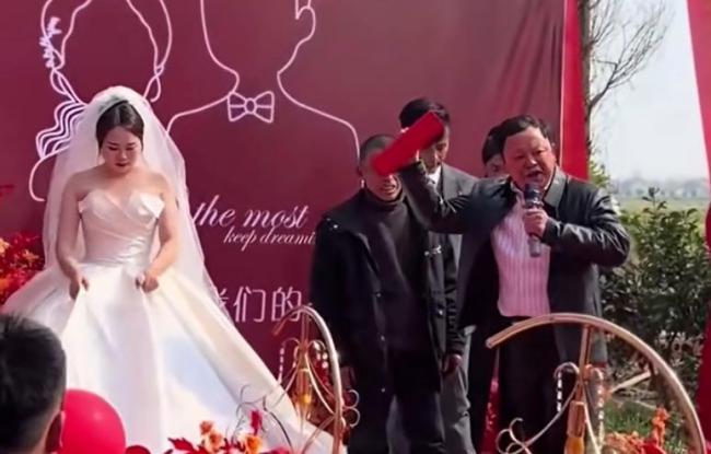 女儿出嫁父亲退回彩礼送上两沓现金 轻装上阵的祝福