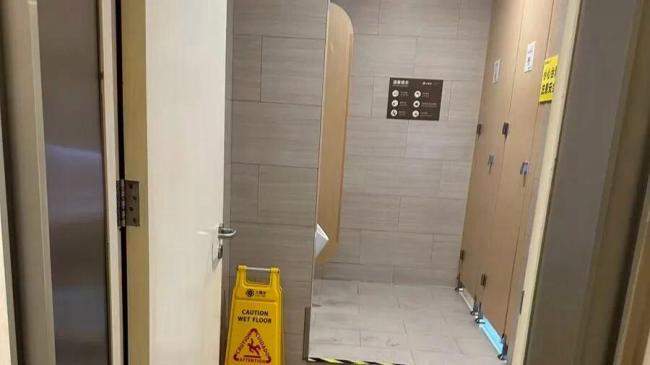 上海一商场男厕长期敞开无遮挡