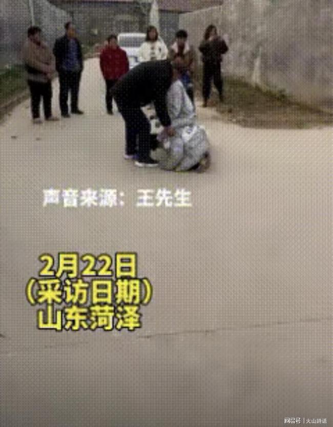 男子年后返程给80岁父亲磕头 亲情难舍泪目瞬间