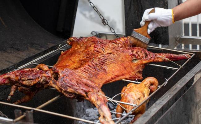 烤全羊缩水事件做生意诚信是底线 欺诈终将自食其果