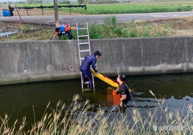 小汽车翻入沟渠 一家6口砸车窗救人