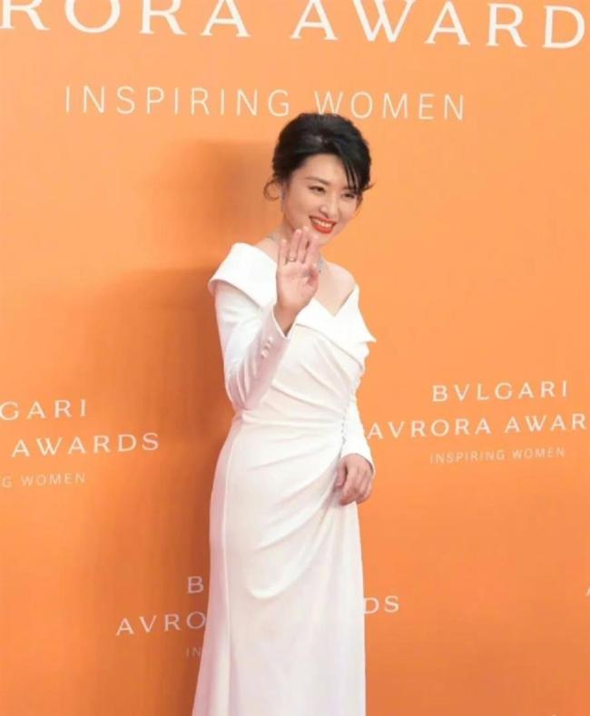 周涛也开始拍短剧了 优雅转型引关注