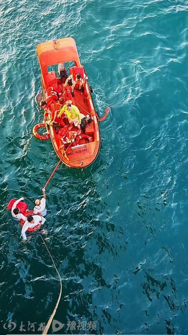 中国船员危地马拉救8名落水人员 海上救援显担当