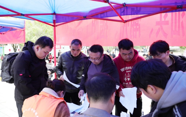 浙江象山派免费大巴接江西工友返岗