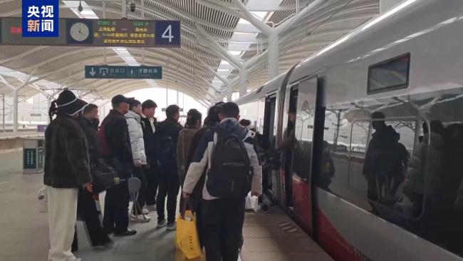 多地包车协助工人返岗复工 “点对点”保障顺利返岗