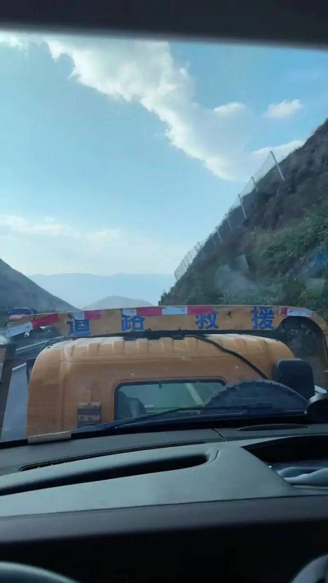 媒体评拖车公司不到4公里收1400元 高速救援收费引争议