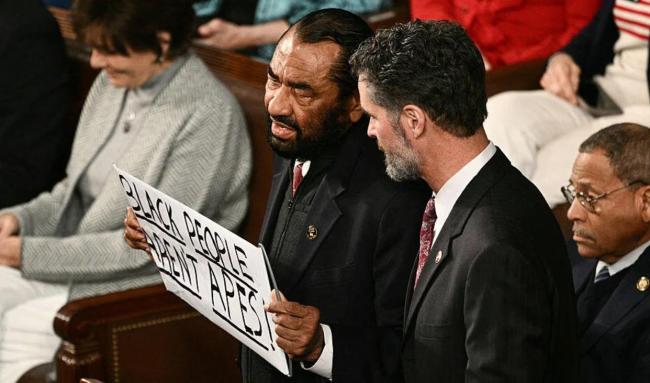 鲁比奥被特朗普夸后低头看手机 查看WhatsApp消息