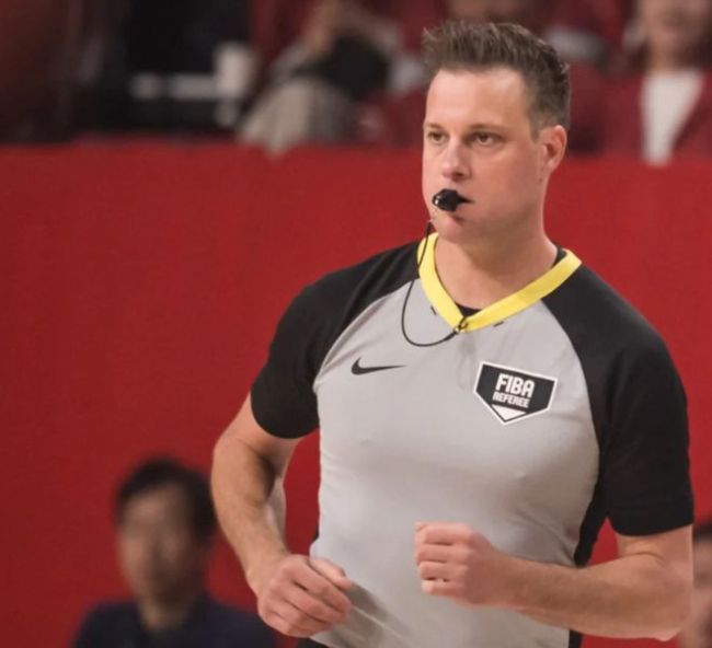 日本男篮主场裁判争议哨不断