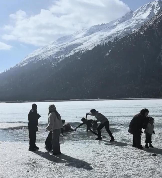 女童掉进冰湖游客和武警救人