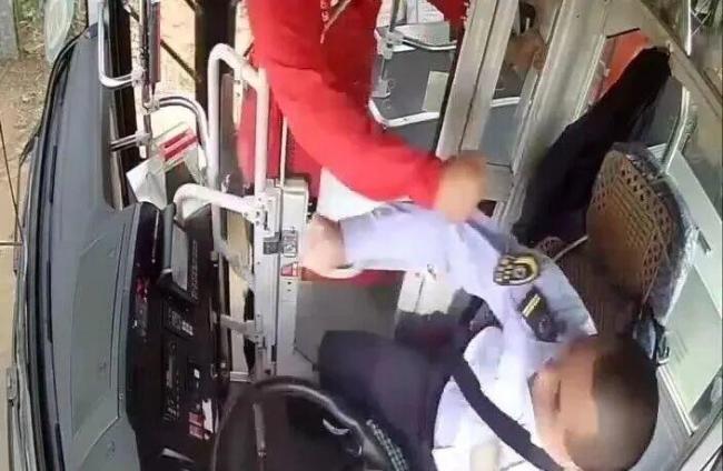 海口一男子抢夺公交车方向盘 未到站要求下车遭拒