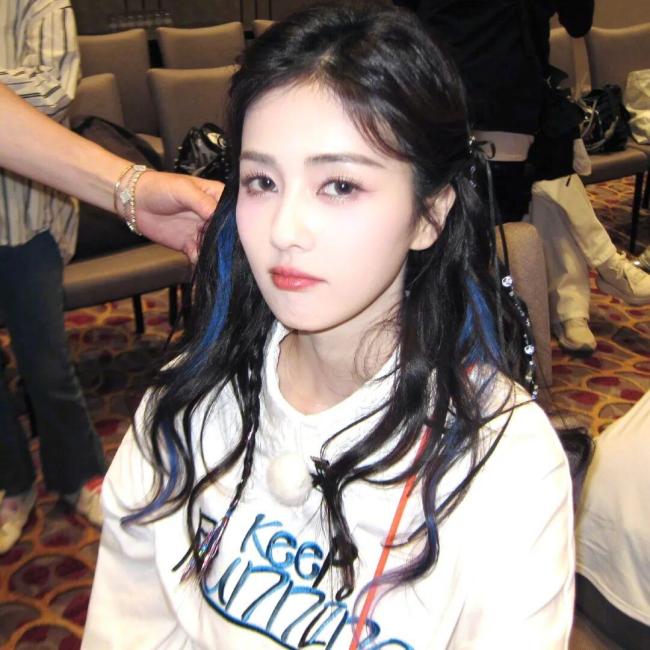 白鹿抓私生无果气到甩围巾泄愤 工作室强烈谴责侵权行为