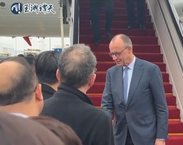 奔驰宝马CEO围观中国机器人 德企高管玩嗨了