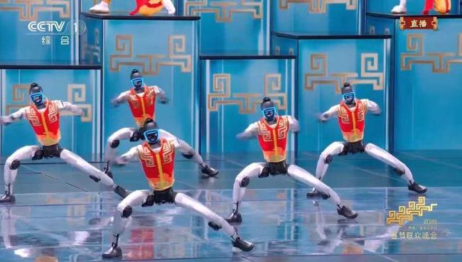 德总理看机器人入迷了 创新科技吸引德国“顶配团”