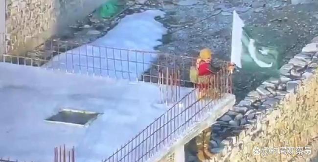 巴基斯坦军人在阿富汗阵地升旗 重装反击震撼边境