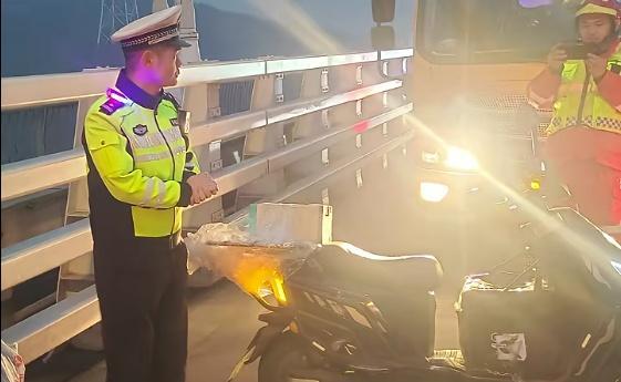 外卖小哥不熟悉路况误入高速 民警及时救援保安全