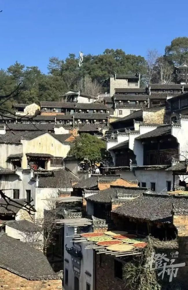 江西婺源篁岭景区周边突发山火 游客放烟花引发