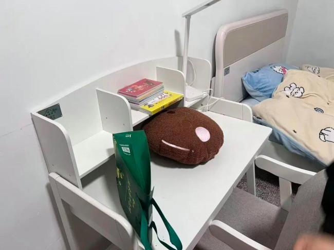 被帮扶男孩戴千元腕表其父精神残疾 被帮扶男孩戴千元腕表引争议
