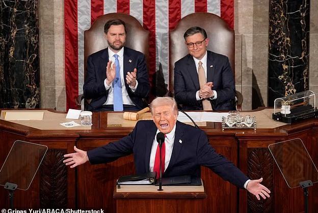 记者:国情咨文成特朗普真人秀 高潮迭起引发热议