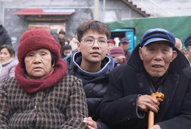 大二学生勤工俭学攒4万元 为爷爷庆生 孝心感动乡邻