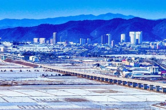 女孩坐高铁经过家门口拍下感人视频 家人的挥别温暖人心