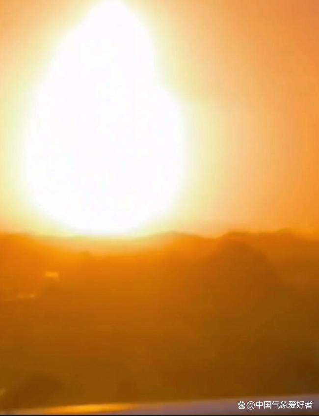 南美洲突然爆出蘑菇云，巨大火球进入对流层，分析：罕见泥火山 震撼夜空如核爆