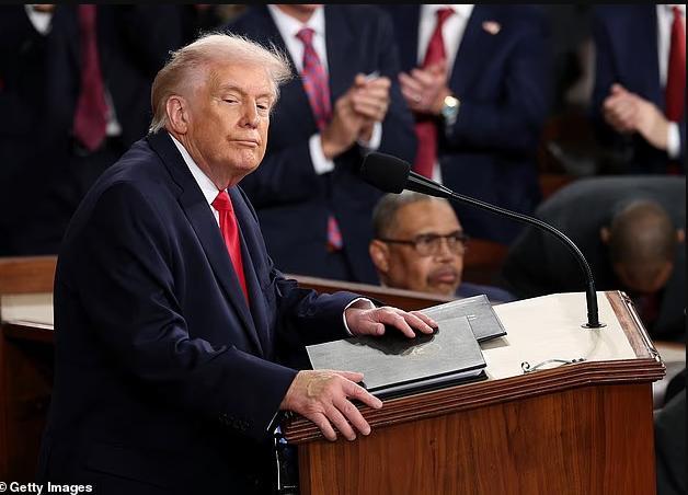 记者：国情咨文成特朗普真人秀 高潮迭起引发热议