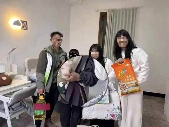 被帮扶男孩家人：千元手表是凑钱买的 网友质疑引发热议