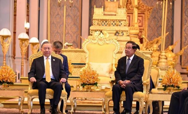 柬埔寨国王太后赴华体检 汪文斌送行 王室传统延续