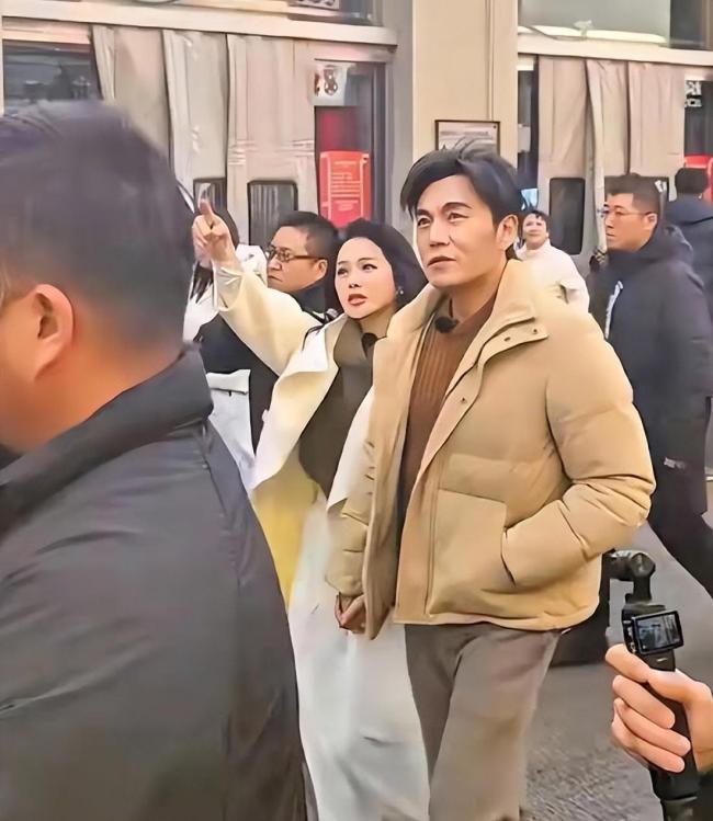 女子穿新裙逛街吊牌还在身上 明星穿搭引热议