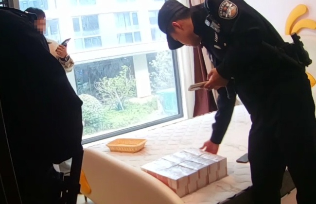 出租屋内惊现“百万现金” 虚惊一场的道具币