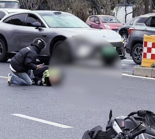 成都一交警在机车道执勤被撞 摩托车变道引发事故