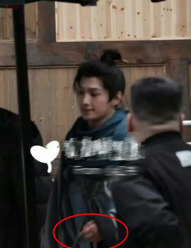 杨洋复工手还肿着 带伤拍摄引争议