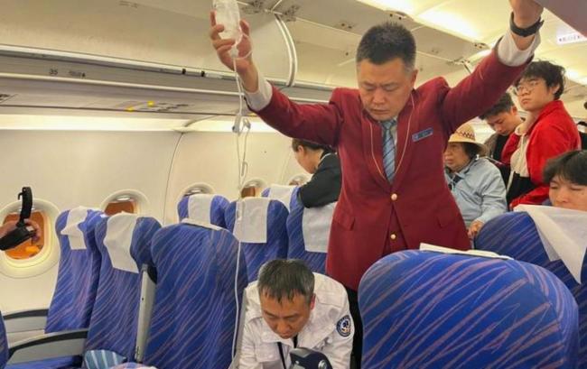 医生乘机突发不适欲广播寻药遭拒 生命安全与乘客体验引争议