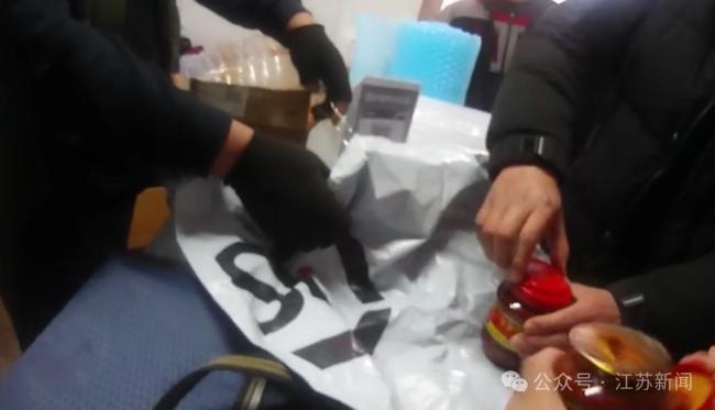 女子将金条藏进酱里寄给骗子 民警紧急拦截挽回损失