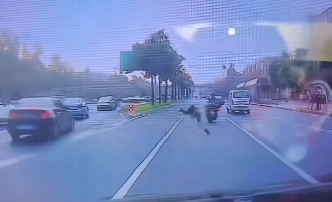 一交警在马路被非机动车撞飞 执勤中遭遇意外