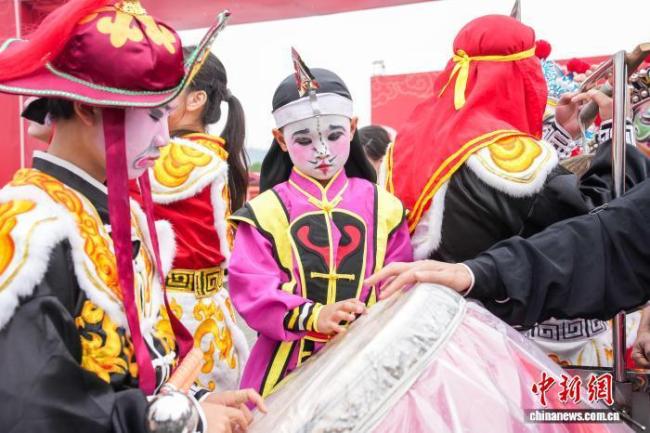 广西宾阳炮龙节上演“硬核”狂欢 两广非遗对话