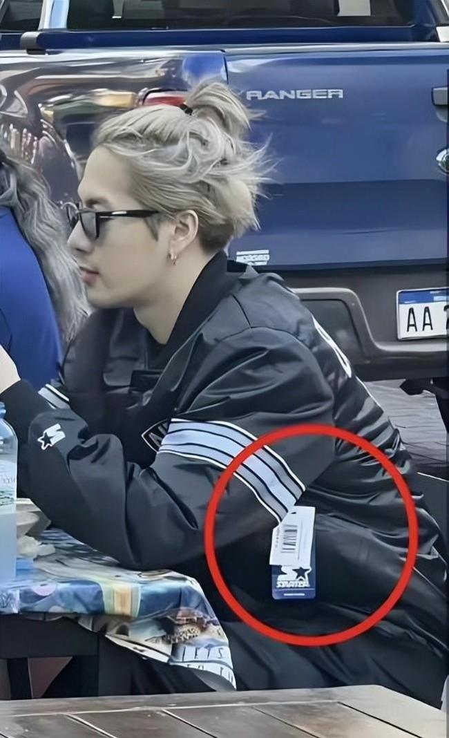 女子穿新裙逛街吊牌还在身上 明星穿搭引热议