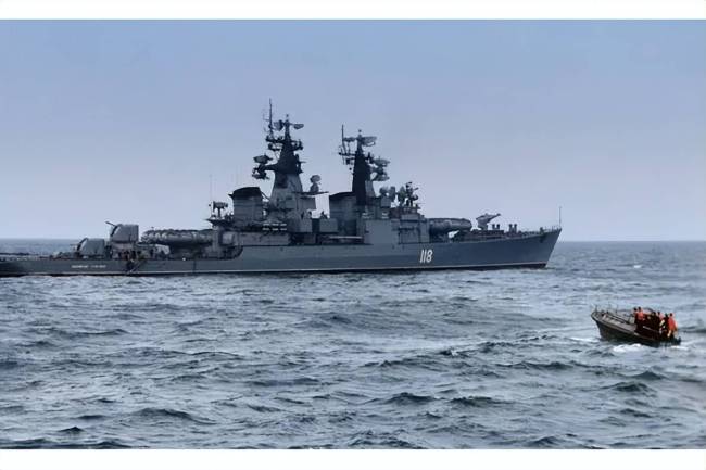 俄军舰突现伊朗,普京此招直击美国要害 提升伊朗海军实战能力