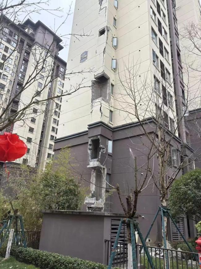 一小区发生爆燃墙体破裂脱落 物业维护发电机引发