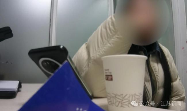 女子将金条藏进酱里寄给骗子 民警紧急拦截挽回损失